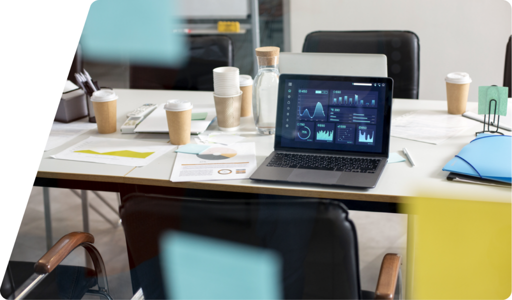 Laptop auf Bürotisch