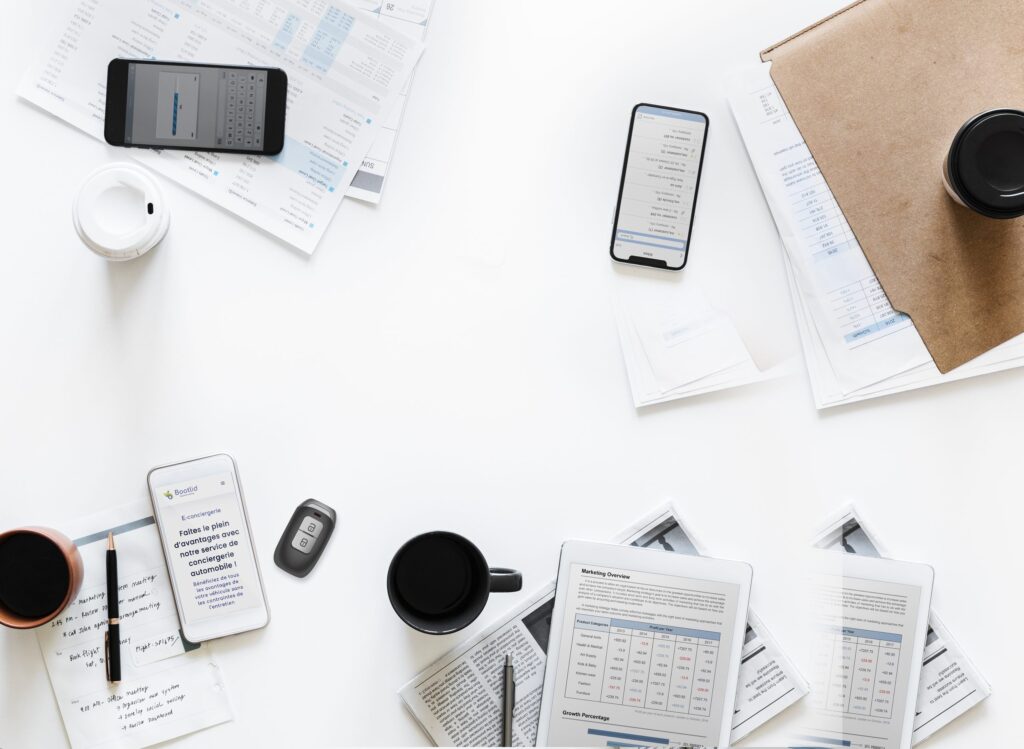 Tisch mit Smartphones